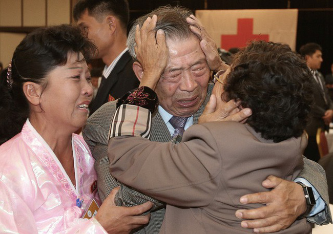 Nước mắt rơi trong buổi đoàn tụ gia đình hai miền Triều Tiên