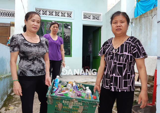 Chi hội Phụ nữ 7, phường Hòa Thọ Tây thu gom rác thải, gây quỹ cộng đồng giúp đỡ các hội viên khó khăn.