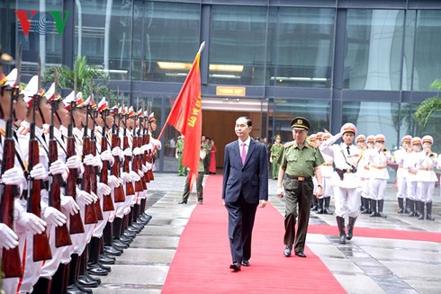 Chủ tịch nước Trần Đại Quang duyệt đội danh dự Công an nhân dân.