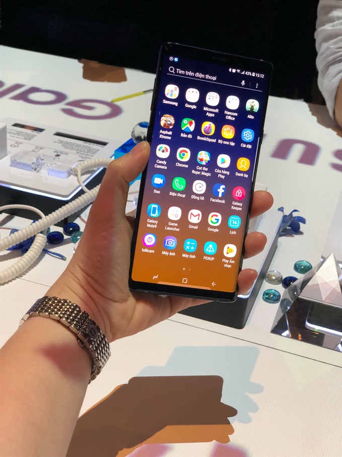 Samsung launches Galaxy Note 9 in two versions, 128GB and 512GB of memory Read more at http://vietnamnews.vn/bizhub/463835/samsung-galaxy-note-9-launched-in-vn.html#1JhI2jfydbjotajV.99