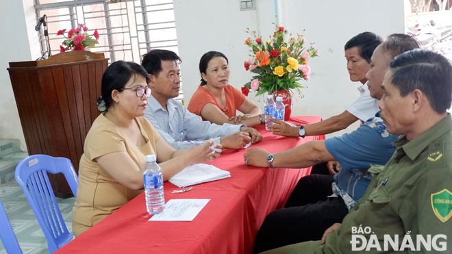 Tổ phản ứng nhanh thôn Cẩm Toại Đông, xã Hòa Phong họp đột xuất để cùng nhau thảo luận, tìm cách giải quyết các vụ bạo hành gia đình trên địa bàn. Ảnh: MH