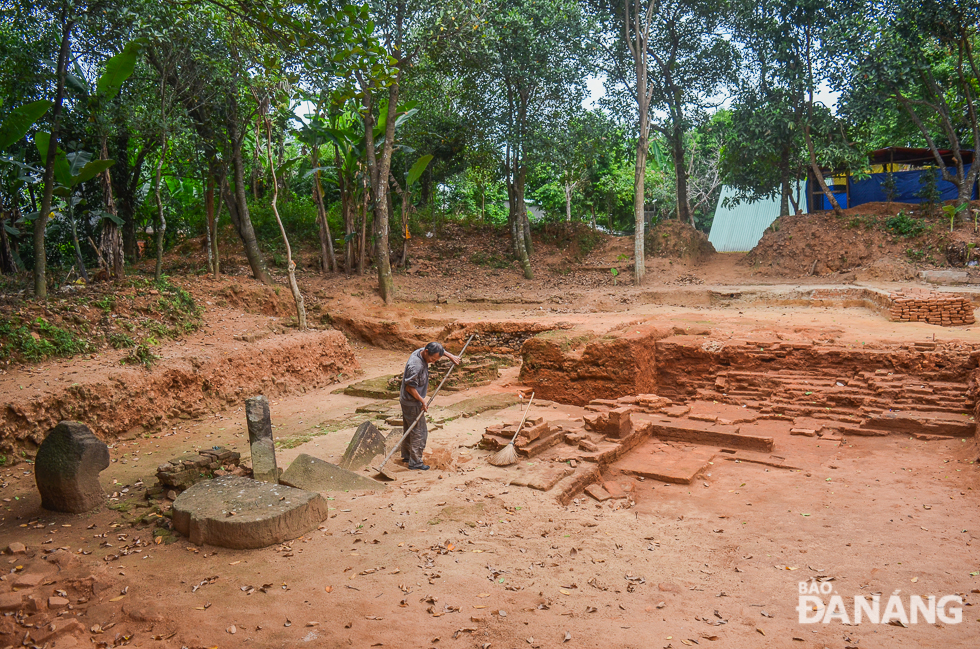 Trong đợt này, đoàn khảo cổ Khoa Lịch sử, Trường Đại học Khoa học Xã hội và Nhân văn (KHXH&NV) Hà Nội tiến hành khai quật trên diện tích hơn 300m2 tại di tích này.
