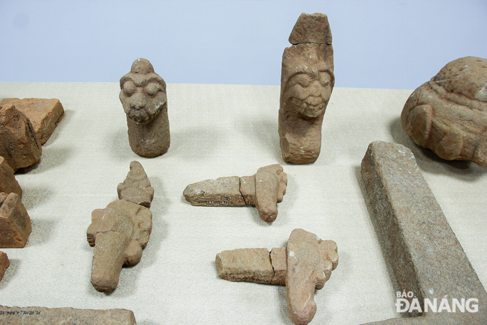 Những mảng ngói của người Chăm xưa được khai quật tại di tích Chăm Phong Lệ.