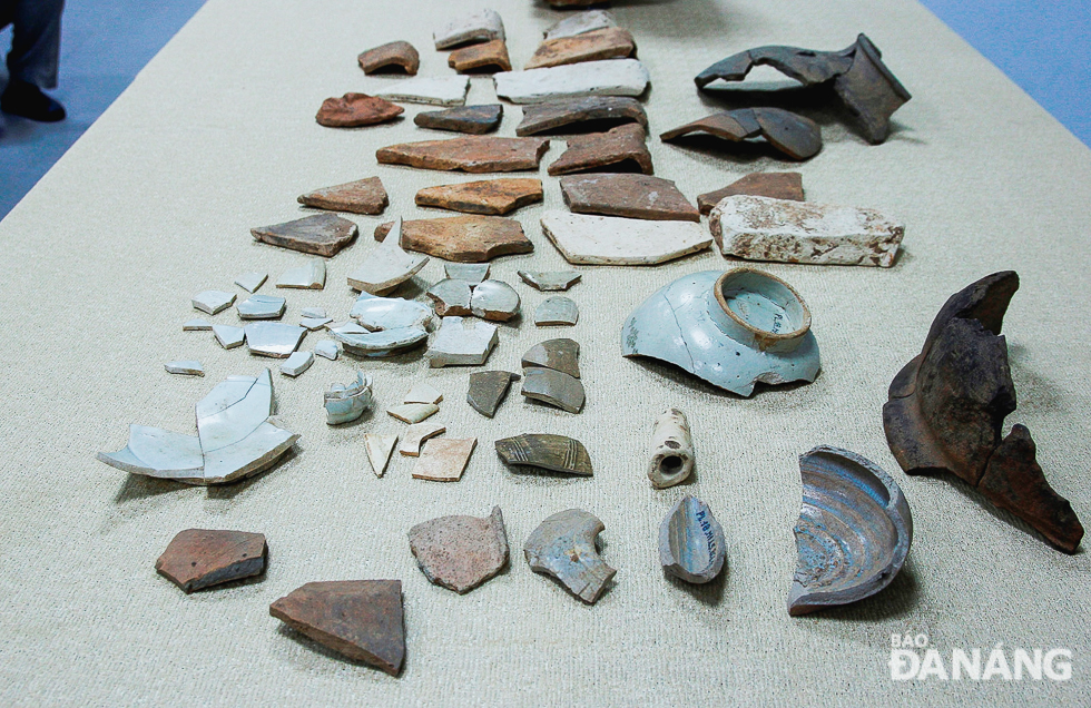 ác chuyên gia đã phát hiện nhiều hiện vật là các loại gạch ngói, trang trí kiến trúc bằng đá của người Chăm, gốm thô người Chăm và gốm sứ thời Tống của Trung Quốc…