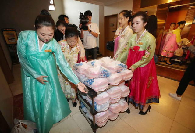 Các phụ nữ Triều Tiên tận tình đưa cơm hộp tới phòng khách sạn.