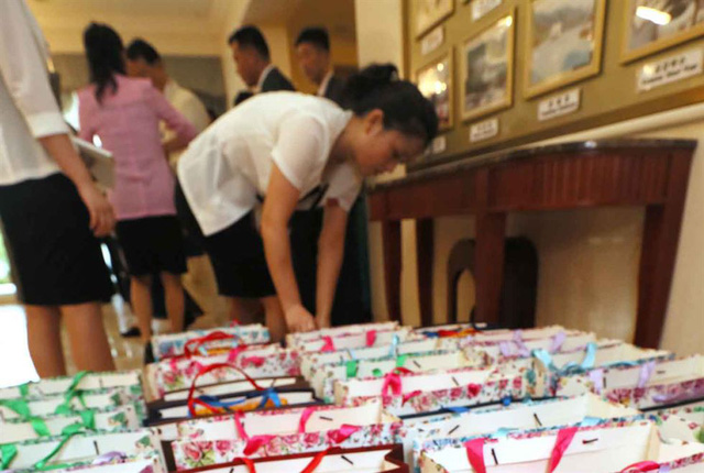 Theo ghi nhận của các phóng viên, phía Triều Tiên cũng mang theo nhiều quà để tặng thân nhân như nhân sâm Kaesong Koryo nổi tiếng hay những sản phẩm làm đẹp có nguyên liệu từ nhân sâm.