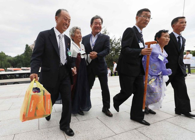 Ông Lee Young-boo, 76 tuổi, cảm thấy hài lòng khi ông và thân nhân có nhiều thời gian tự do hơn so với ngày đầu tiên gặp gỡ. “Tôi cảm thấy tự do hơn và tốt hơn rất nhiều. Đồ ăn hương vị rất tuyệt vời”, ông Lee nói. Ông đã vượt một chặng đường dài để có thể đến gặp 2 cháu trai và 1 cháu gái đang sống ở Triều Tiên.