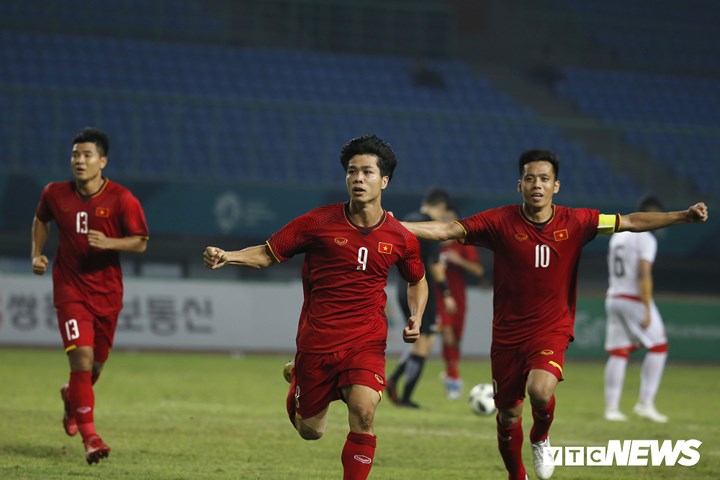 Olympic Việt Nam đánh bại Olympic Bahrain bằng bàn thắng duy nhất của Công Phượng ở phút 88. Đây là trận thắng lịch sử, đưa bóng đá Việt Nam lần đầu tiên góp mặt ở vòng tứ kết ASIAD.