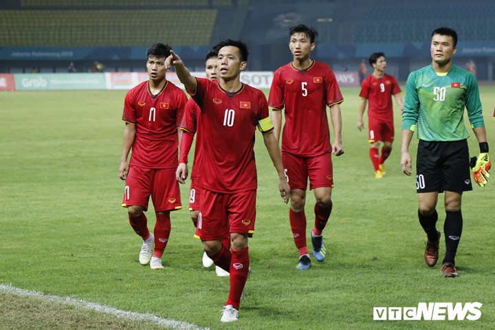 Sau trận đấu, như thường lệ, các cầu thủ Olympic Việt Nam tiến lại khán đài cảm ơn cổ động viên. Đội trưởng Văn Quyết ra hiệu nhờ lấy một pa-nô cổ động treo trên hàng rào xuống.