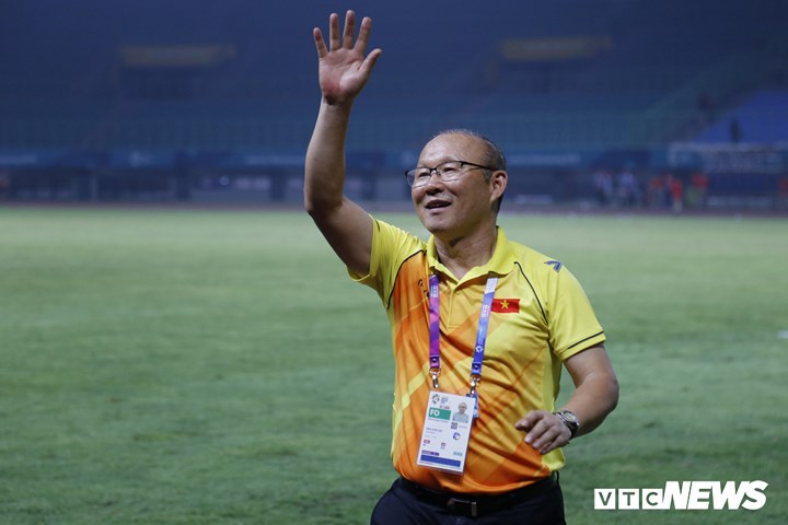 Vị HLV trưởng người Hàn Quốc tươi cười vẫy tay, cúi chào và cảm ơn các cổ động viên Việt Nam đã đồng hành với đội tuyển suốt từ vòng bảng.