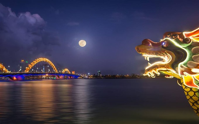 A dragon boat on the Han River at night