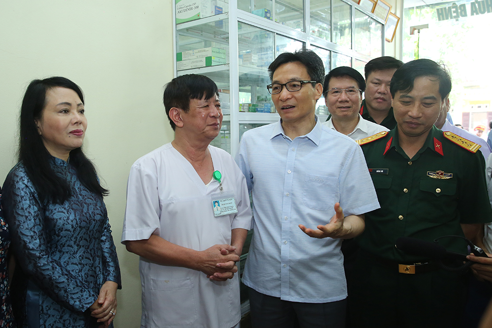 Phó Thủ tướng Vũ Đức Đam thăm một nhà thuốc tư nhân ở thành phố Hưng Yên. Ảnh: VGP