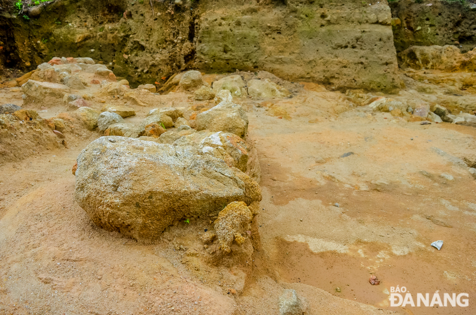 Tại khu vực khai quật còn có dấu vết của một trạm gác với bó móng được xếp bằng đá núi. 
