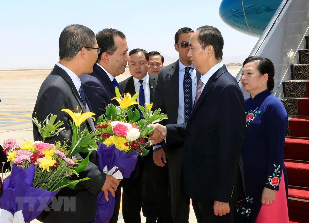 Chủ tịch nước Trần Đại Quang và Phu nhân đến Sân bay quốc tế Luxor. (Ảnh: Nhan Sáng/TTXVN)