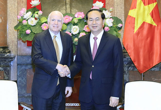 Chủ tịch nước Trần Đại Quang (phải) tiếp Thượng nghị sĩ John McCain thăm Việt Nam vào tháng 6-2017.Ảnh: TTXVN