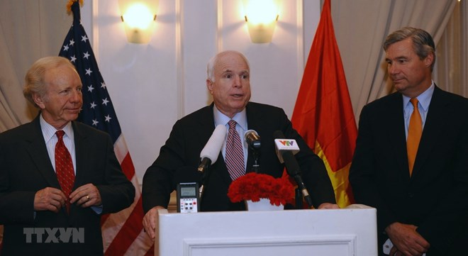 Senator John McCain (M) at a press conference in Hanoi on the occasion of his visit to Vietnam on January 19, 2012 (Photo: AFP/VNA)