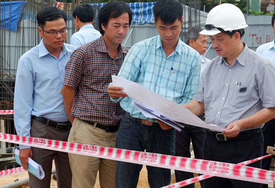 Standing Vice Chairman Dung during his inspection visit to the rebuilding of the city’s Preventive Medicine Centre