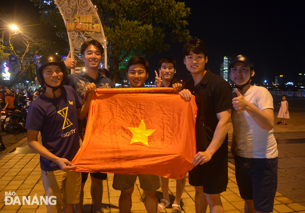 Những du khách người Hàn chung vui cùng cổ động viên Việt Nam, tất cả cùng gọi tên huấn luyện viên Park Hang Seo với khẩu hiệu 