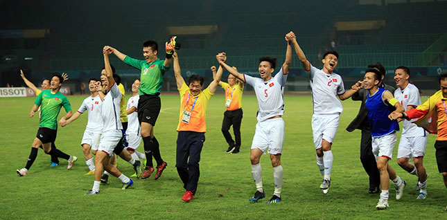 Vietnamese players and fans sharing their joys after a 1-0 win over Syria on 27 August
