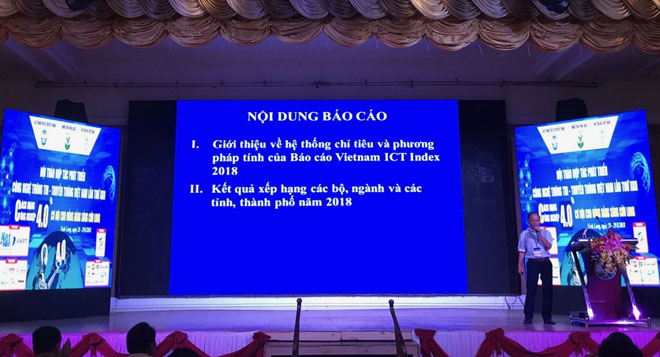 The leader of the Viet Nam Association for Information Processing announcing the  Viet Nam ICT Index 2018 ranking within the framework of the 22nd Viet Nam ICT Development conference in Vinh Long Province