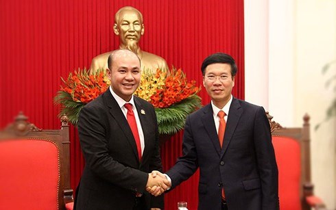 Vo Van Thuong (right), head of the Party Central Committee’s Commission for Information and Education, and President of the Union of Youth Federations of Cambodia.