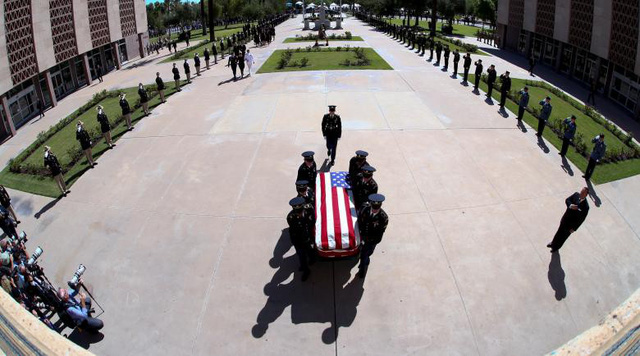 Ngày 29/8, linh cữu của Thượng nghị sĩ John McCain đã được đưa tới tòa nhà nghị viện ở Phoenix, bang Arizona và một nghi thức tưởng niệm đã diễn ra ở đây.