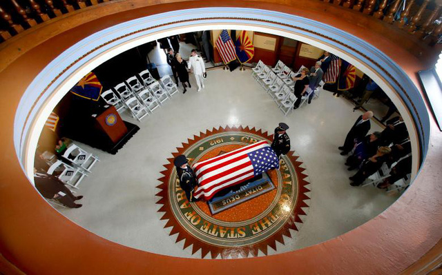 Đây là hoạt động đầu tiên trong các nghi lễ tưởng niệm kéo dài 5 ngày sau khi Thượng nghị sĩ John McCain qua đời ở tuổi 81 do căn bệnh ung thư não.