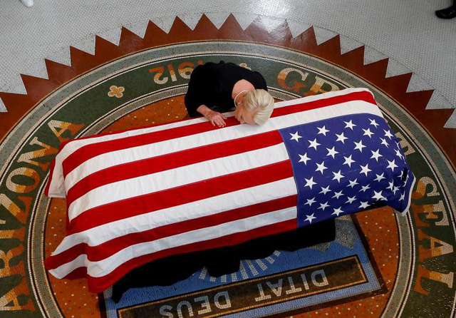 Phu nhân cố Thượng nghị sĩ John McCain ôm linh cữu của chồng trong lễ tưởng niệm tại tòa nhà nghị viện Arizona.