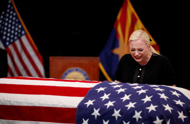 Meghan McCain, con gái ông John McCain, bật khóc khi tới gần linh cữu của cha.