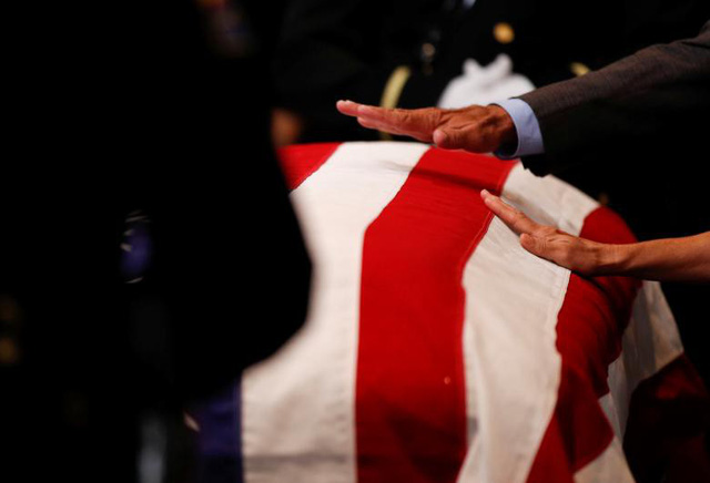 Nhiều người đã đặt tay lên linh cữu Thượng nghị sĩ John McCain để chào tạm biệt ông.