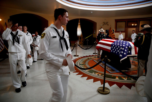 Lính Hải quân Mỹ bước qua linh cữu Thượng nghị sĩ John McCain tại tòa nhà nghị viện.