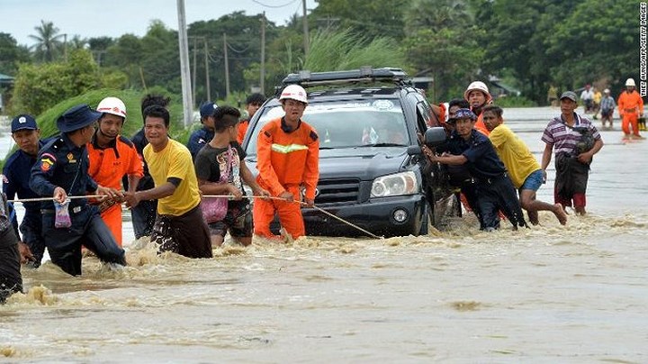 Hơn 100 ngôi làng chìm trong biển nước và 63.000 người thuộc 14.000 hộ gia đình đã buộc phải sơ tán để tránh lũ. (Ảnh: CNN)