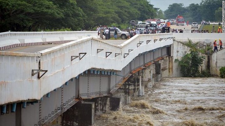 Vụ vỡ đập gây ngập tuyến quốc lộ nối thành phố Yangon và thủ đô Naypyitaw, đồng thời khiến làm nứt một đoạn của cây cầu thuộc tuyến cao tốc này. (Ảnh: CNN)