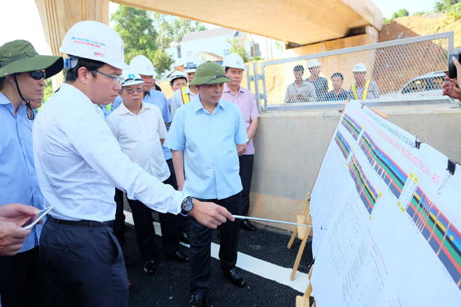 Transport Minister Nguyen Van The (wearing a green sun-helmet) during his early August inspection visit to the Da Nang-Quang Ngai Expressway project site