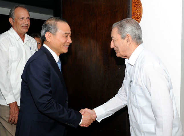 Da Nang Party Committee Secretary Truong Quang Nghia (left) shaking hands with Head of the Department of External Relations under the Central Committee of the Communist Party of Cuba Jose Ramon Balaguer (Photo: VNA)