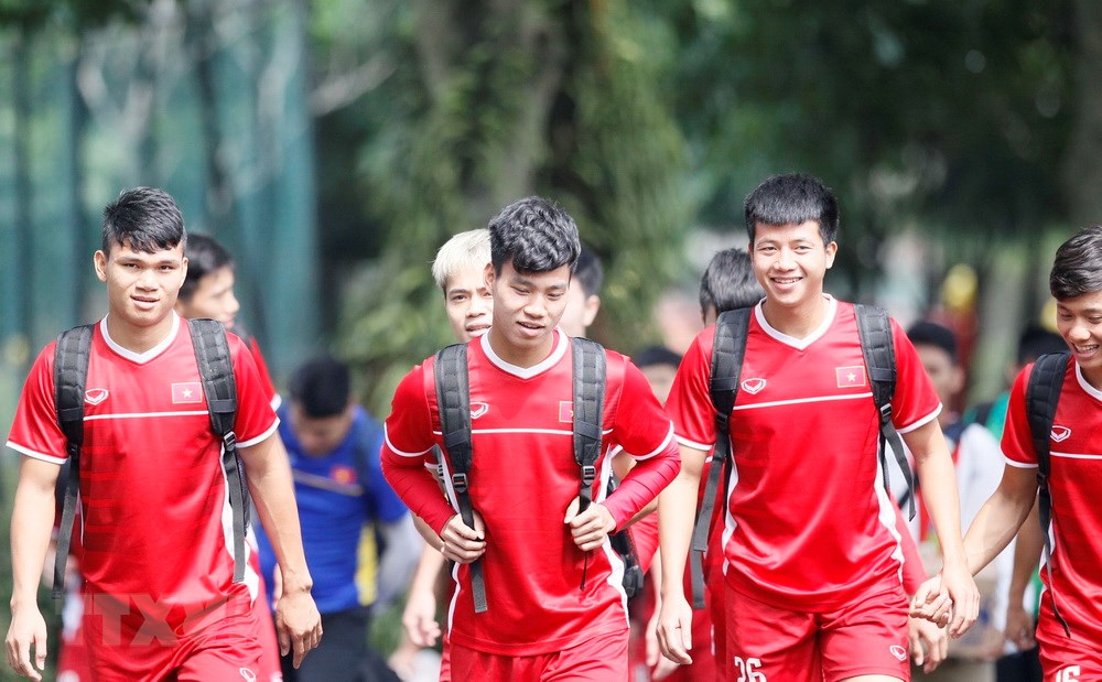 Các cầu thủ đội tuyển Olympic Việt Nam chuẩn bị ra sân tập luyện. (Ảnh: Hoàng Linh/TTXVN)