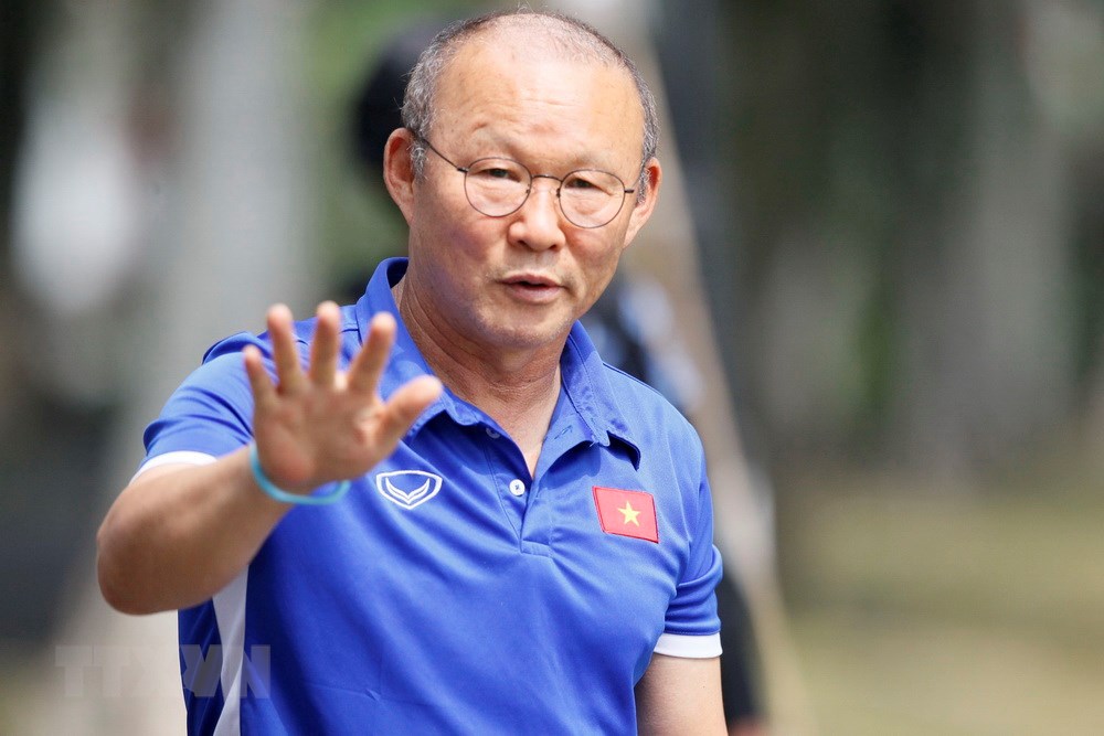 Huấn luyện viên Park Hang-seo chỉ đạo các cầu thủ đội tuyển Olympic Việt Nam tập luyện. (Ảnh: Hoàng Linh/TTXVN)