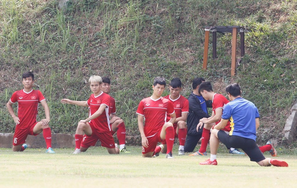 Các cầu thủ đội tuyển Olympic Việt Nam tập luyện. (Ảnh: Hoàng Linh/TTXVN)