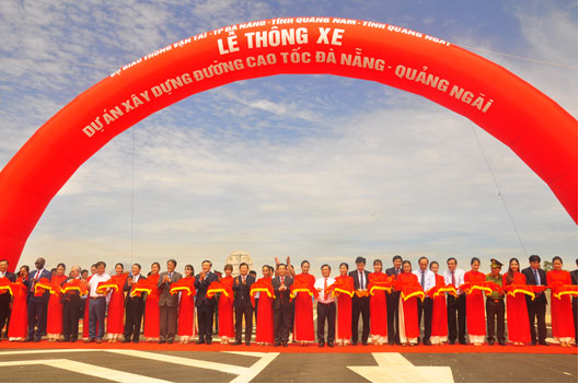 The inauguration ceremony of the Da Nang - Quang Ngai expressway in progress