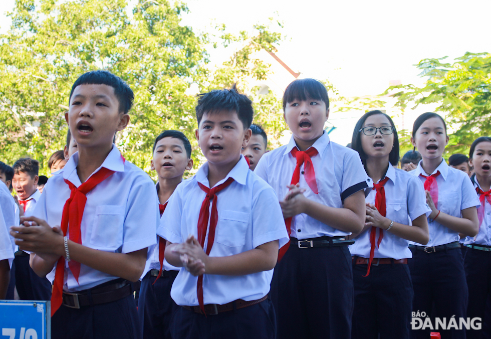 Các em học sinh đồng ca bài hát truyền thống của nhà trường 