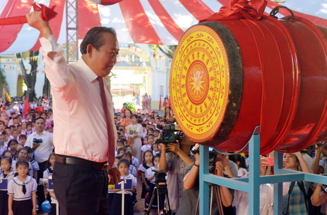 Deputy Prime Minister Binh beating the drum to start a new academic year at the Phu Dong Primary School  