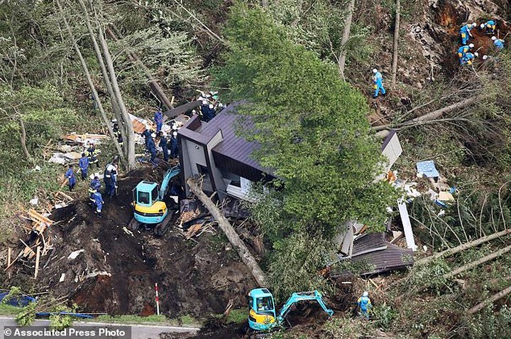 Cảnh sát đang tìm những người mất tích tại một điểm sạt lở đất sau trận động đất mạnh ở thị trấn Atsuma, Hokkaido, miền bắc Nhật Bản vào sáng 6-9.