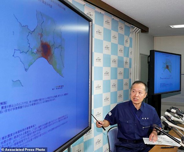 Một cán bộ cơ quan khí tượng Nhật Bản phát biểu tại họp báo về vụ động đất.