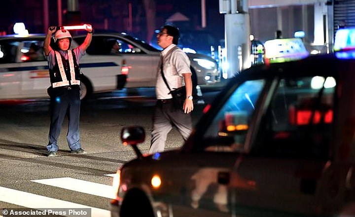 Cảnh sát Nhật Bản ra điều tiết giao thông do mất điện.