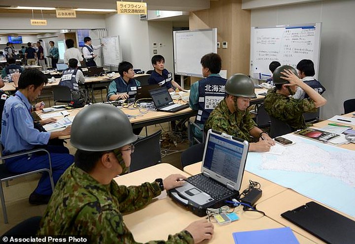 Các thành viên của lực lượng phòng chống thiên tại trụ sở chính quyền Hokkaido.