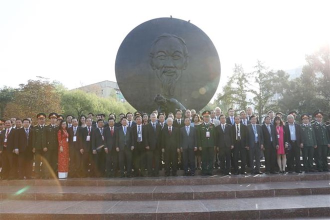 Participants at the ceremony pose for a picture at President Ho Chi Minh’s statue in Moscow 