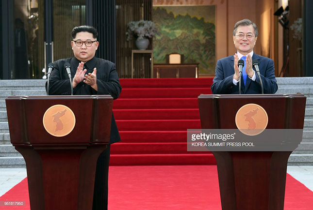 Nhà lãnh đạo Triều Tiên Kim Jong-un (trái) và Tổng thống Hàn Quốc Moon Jae-in trả lời báo giới tại hội nghị thượng đỉnh liên Triều ngày 27-4.                    Ảnh: Getty Images 