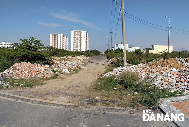 Rác thải xây dựng đổ tràn lan trên địa bàn phường Hòa Minh, quận Liên Chiểu.