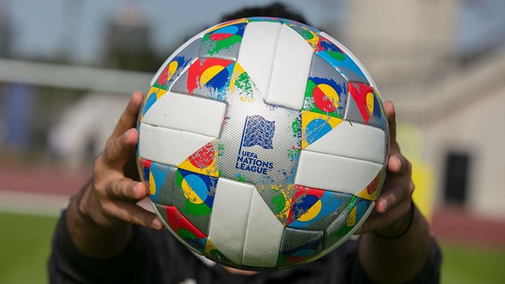 Trái bóng chính thức của UEFA Nations League lần đầu được đưa ra sử dụng. Với những họa tiết sặc sỡ, trông trái bóng này khá đặc biệt.