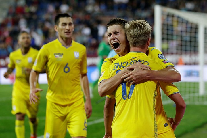 Bàn thắng muộn của Zichenko giúp Ukraine giành chiến thắng nghẹt thở 2-1 trước CH Séc.
